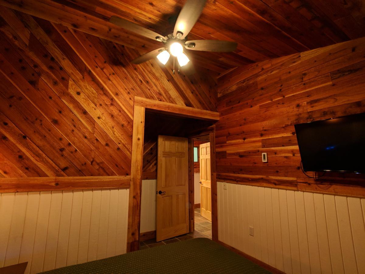 Emerald Forest Cabins Тринидад Екстериор снимка